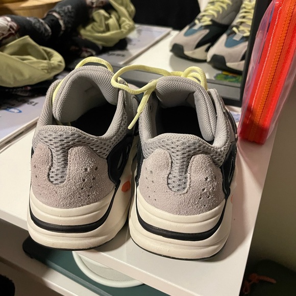 Yeezy Boost 700 - Picture 4 of 8